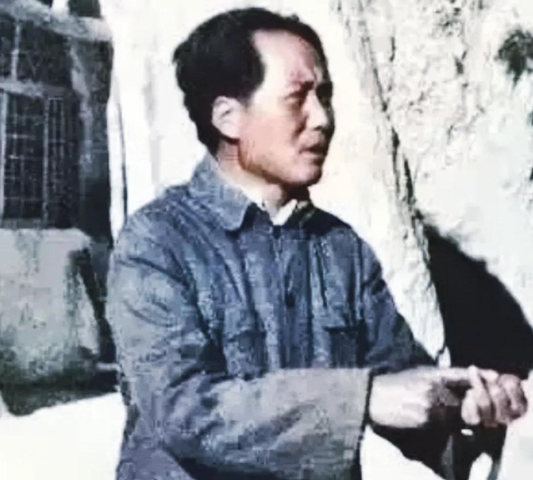 “教员”称号，已经被赋予了神圣的含义，别人夺不走了。
称教员的人都是老人家学生，