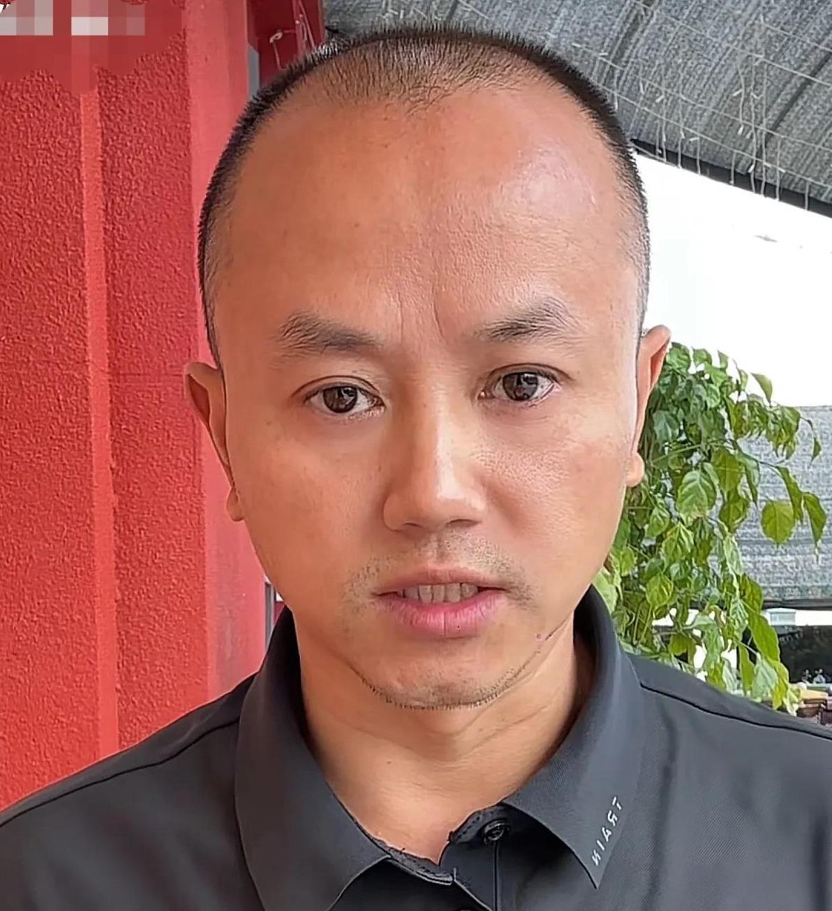 [微风]重庆洪崖洞被强拉拍照事件当事人、四川资阳游客发视频汇报事件进展情况。
 