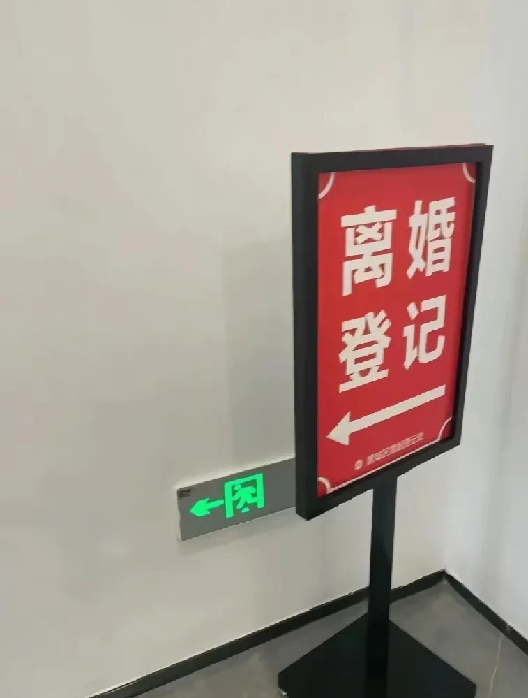 今天是高考结束的第1天，天空下着小雨，民政局排起了长队，果然又到了一年一度的高考