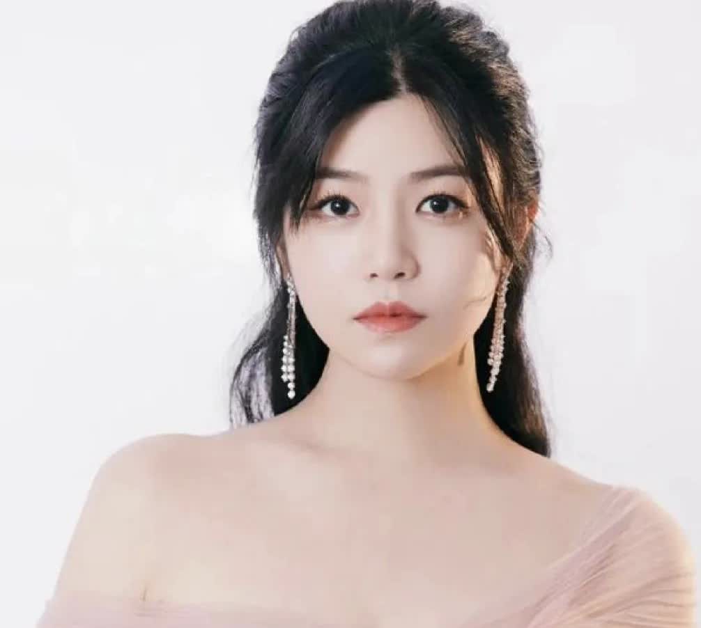 陈妍希和陈晓离婚后
强的可怕
于正当年真的是把陈妍希
给害惨了！

最