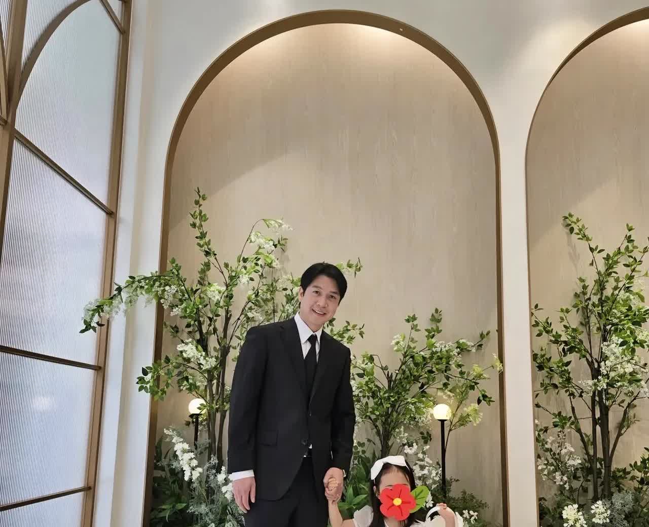 演员赵显宰3/29日晚幸福分享发帖说；春日新婚夫妇的婚礼~我和女儿的合照~0