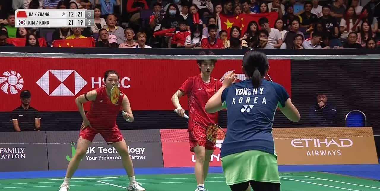 新加坡羽毛球公开赛女双半决赛，贾一凡/张殊贤以12:21、21:19、9:21被