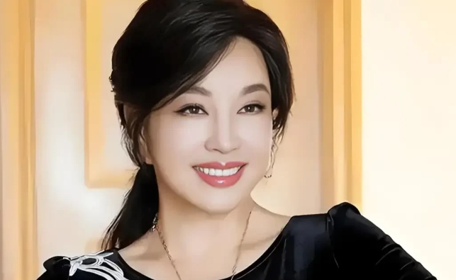 演员刘晓庆说：我是绝对不会放弃中国国籍的。刘晓庆还是非常值得敬重的演员，虽然狂了