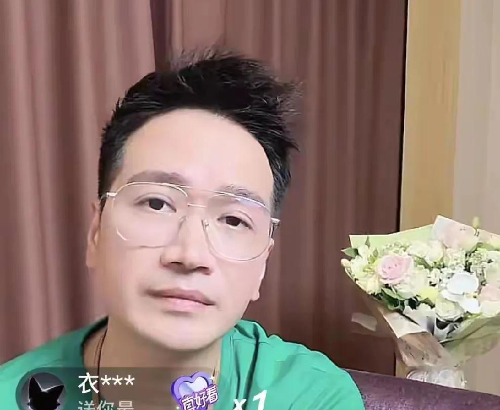 何晟铭倒也真诚。
因为和于正的八卦扯到了一起，所以他迅速开启了直播蹭流量，并自称