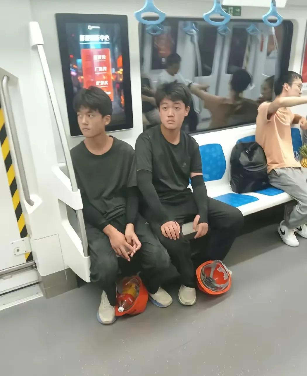 必须给这两个青年点赞！高考结束，还没有从大学录取的喜悦中回过神来，就相约来到工地