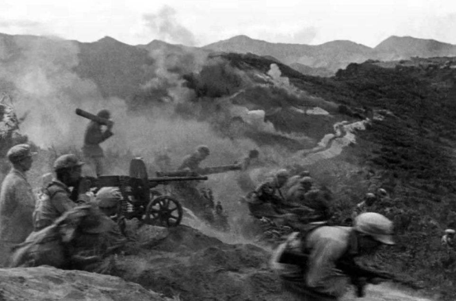 1950年，志愿军某师副政委带着数百人，持枪抢劫志愿军的军火库，还用枪指着朝鲜领