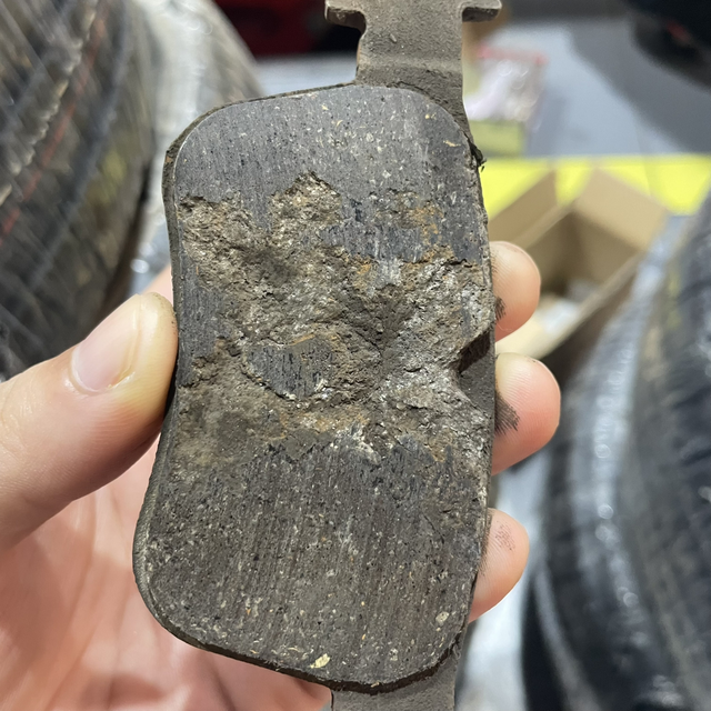 换刹车片了
这是原厂后轮刹车片，外侧这块中间怎么是这样的？像是腐朽了一样，而且才