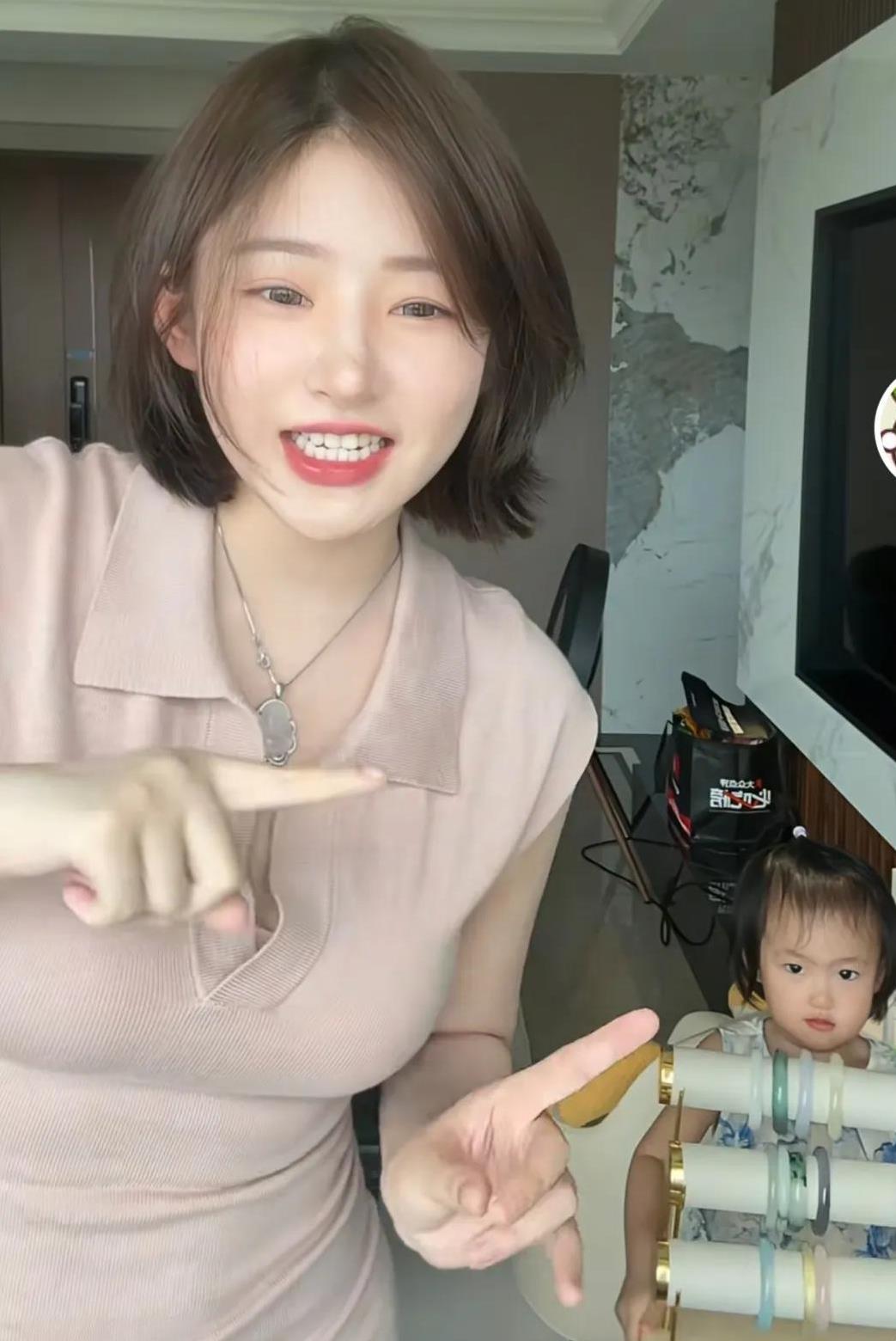 黄一鸣还是有钱，跟大家分享她的石头镯子，让她女儿当助手，她女儿直接给扔地上了！