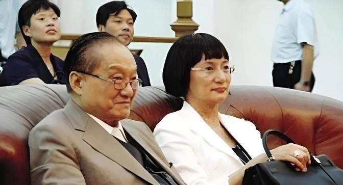 1976年，52岁的金庸出轨23岁的林乐怡后，便提出离婚，妻子平静地说：“离婚可