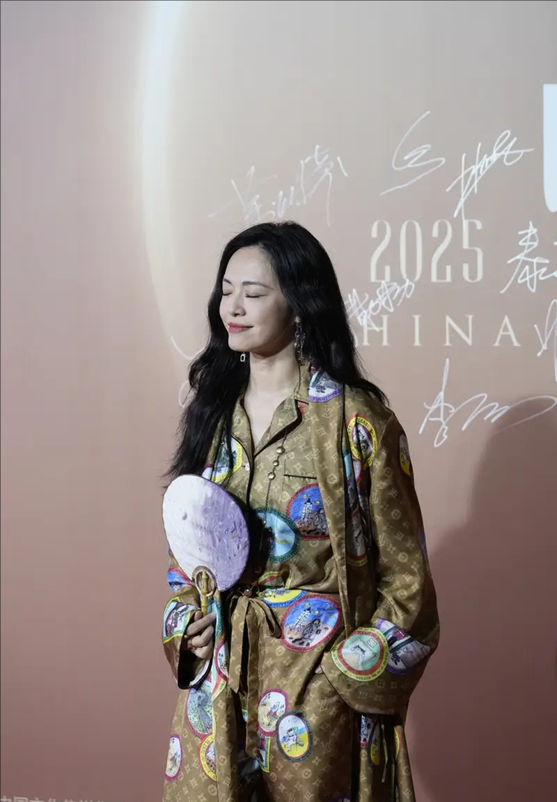 姚晨亮相2025中国时尚产业盛典红毯活动
