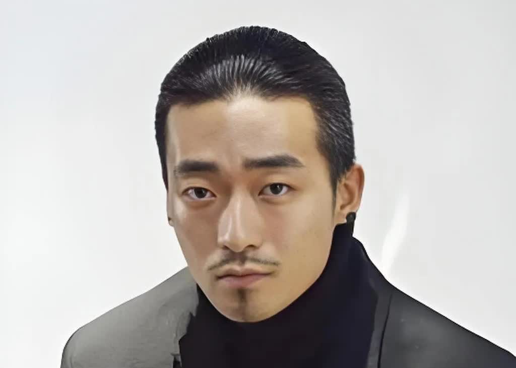 很佩服！

《棋士》一只耳扮演者，张宁浩，

他20来岁就开始演S 首
