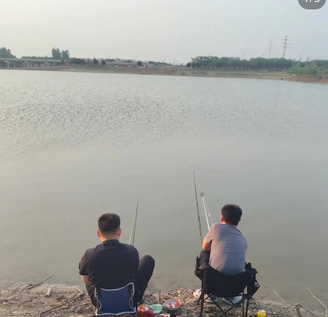 姐夫夜晚钓鱼，误入私人鱼塘，被鱼塘主人抓住。钓鱼者进行了道歉，鱼塘主检查后竟一条
