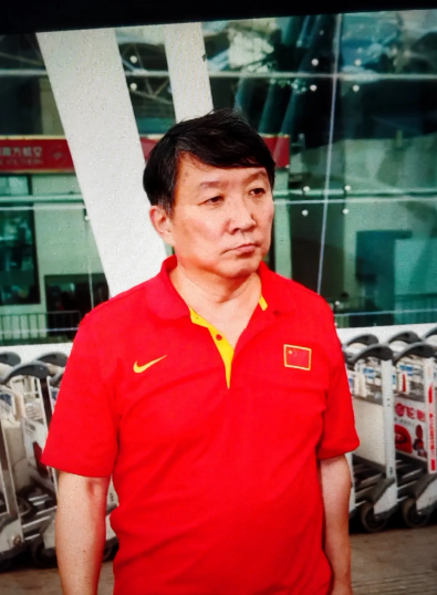 三劝宫鲁鸣：
一劝：自动辞职。宫鲁鸣别太自私，既要想到自己，也要为他人着想。面对