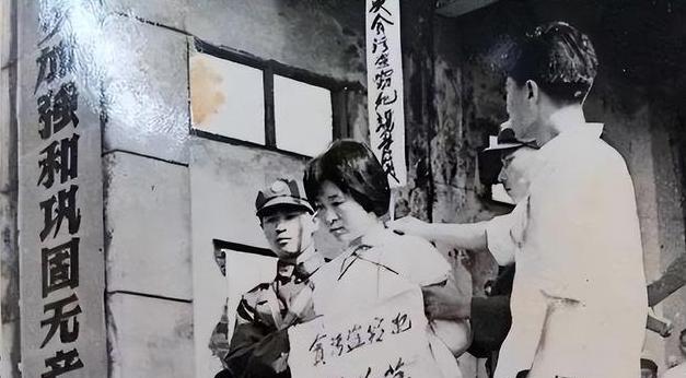 十年贪污4.5万，同时包养七个情人！1975年，江苏南通市东县马塘信用社的会计汤