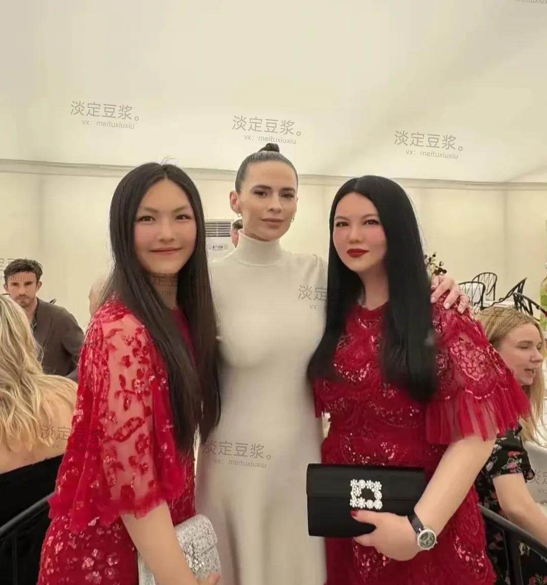 看李湘王诗龄母女俩差34岁，但穿同款的衣服，妈妈李湘像20岁，女儿王诗龄像40岁