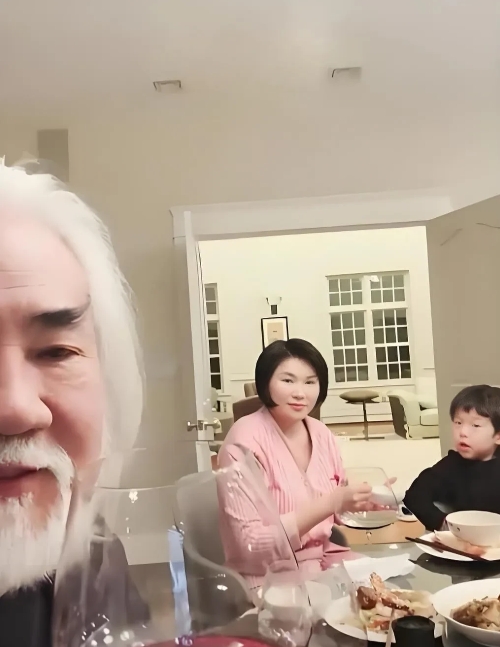 我滴妈哟！张纪中在美国家里吃年夜饭，居然多出了一个女人，坐在他儿子跟前，看着关系