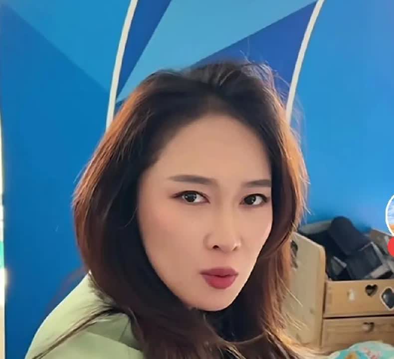 貌似东方甄选是要加入新主播
这不大家都在议论纷纷
东方甄选的队伍真是越来越壮