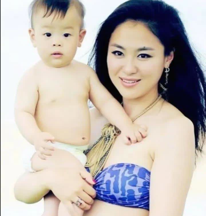 沈傲君与小时候儿子的一张留影，初为人母幸福满满