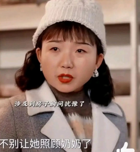 你们发现没有，《六姊妹》中的老六总喜欢戴个帽子，在屋里也戴，吃饭也戴。

电视剧