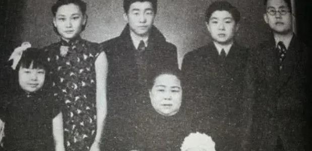1938年1月，国民党上将韩复榘被枪决后，他的妻子高艺珍带着子女不知所措，原西北