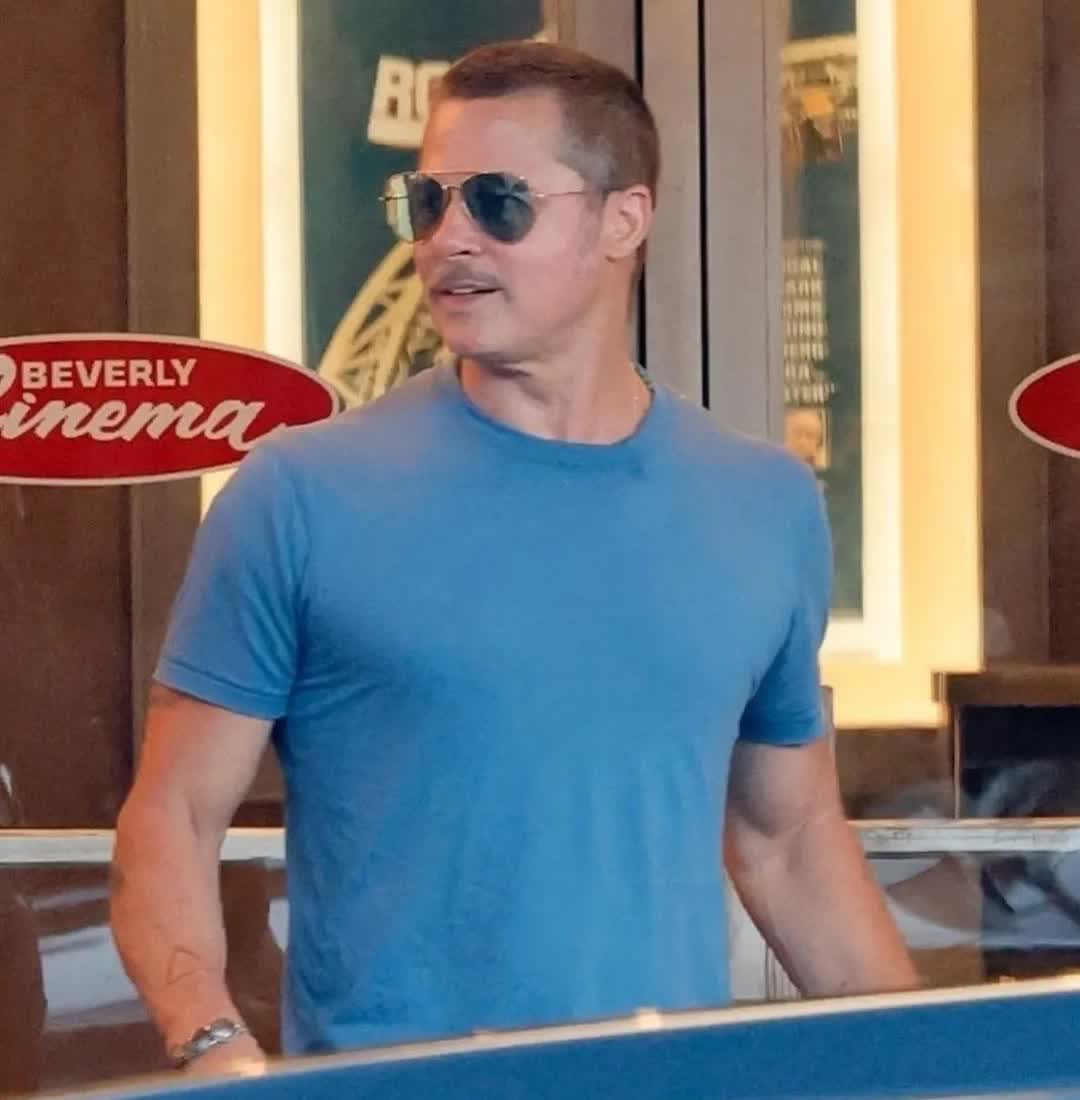 61岁布拉德·皮特（Brad Pitt）现身洛杉矶，一身蓝色系搭配小白鞋，清新飒