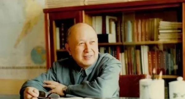 科学家钱学森对“摸石头过河”这一说法有着独特且科学的见解，钱学森认为，“摸石头过