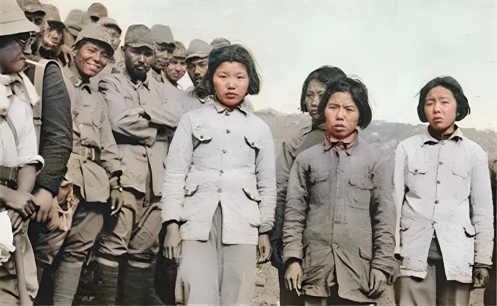 四名年轻的女战士，不幸被日寇俘虏了。

几名女战士被抓住没有表现出来害怕，更多的