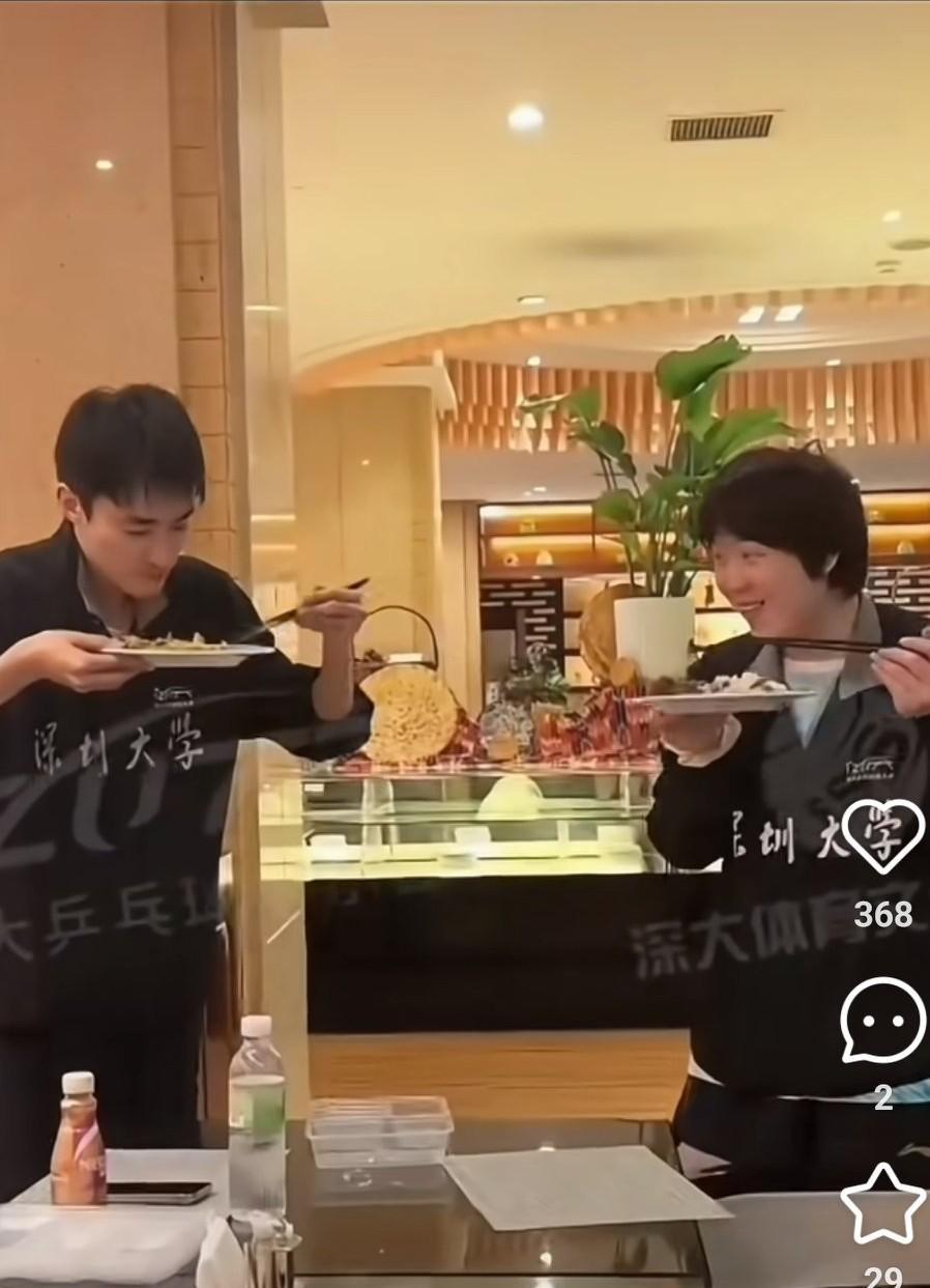 蒯曼这饭吃的真香啊。
在新疆打比赛的时候，张成教练和蒯曼这是比赛吃饭了吗？看蒯曼