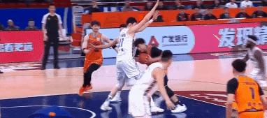 身高2米18的周琦，身体条件在NBA也是顶尖水平，却被一位身高1米96的矮壮球员