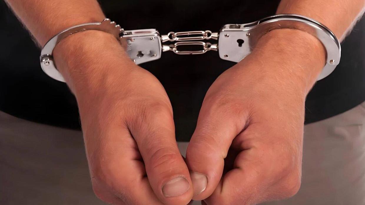 21岁大学生跨省帮取快递，虽得16000元报酬却付出了自己整个未来