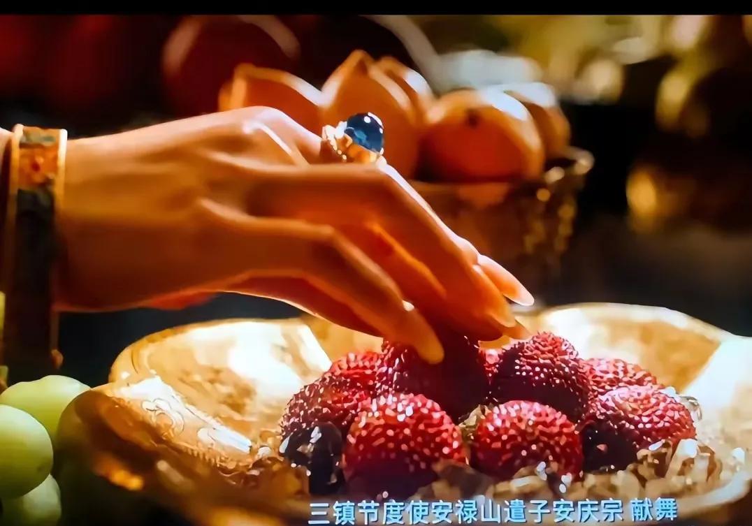 这盘荔枝，沾着血汗，裹着人命，从岭南一路狂奔五千里，最终却成了宴席上最讽刺的摆设