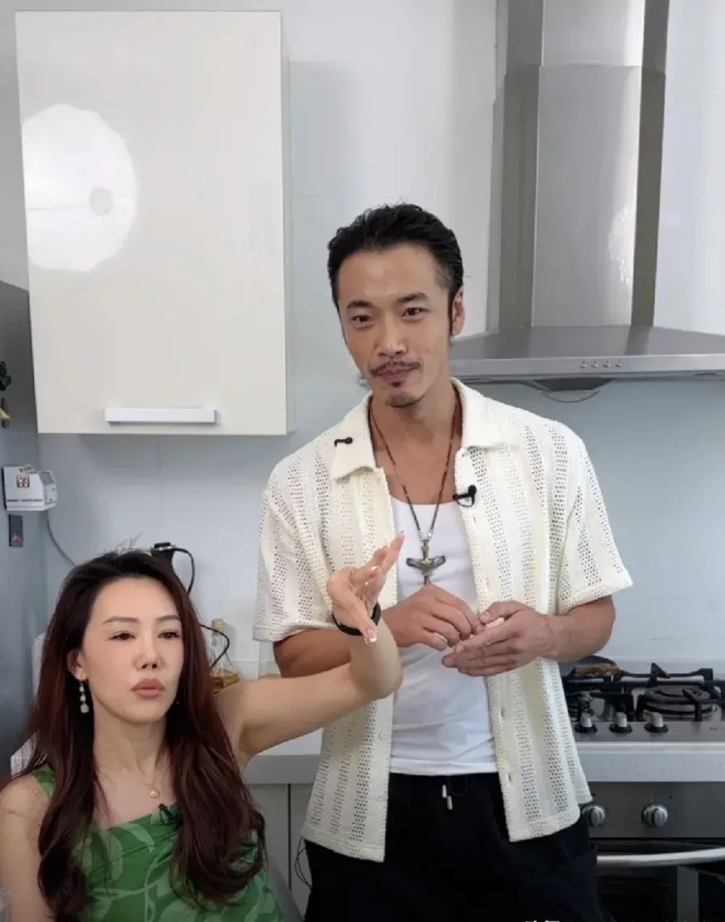 原来这两口子也直播带货了
王姬的女婿和女儿正在直播带货，在这个时代钱还是万能的，