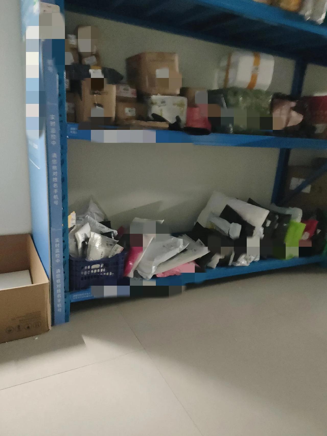 开菜鸟驿站后，总会遇到一些极品。 前几天刚入库了一批快递，很快一个骑摩托车的中年