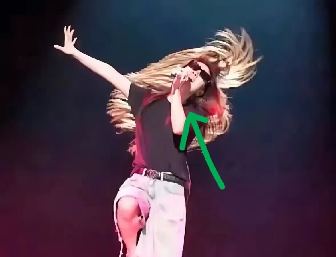 估计整个娱乐圈都嫉妒单依纯吧！
这几方面让人跪了
她那哼哼唧唧嗓音，让多数单