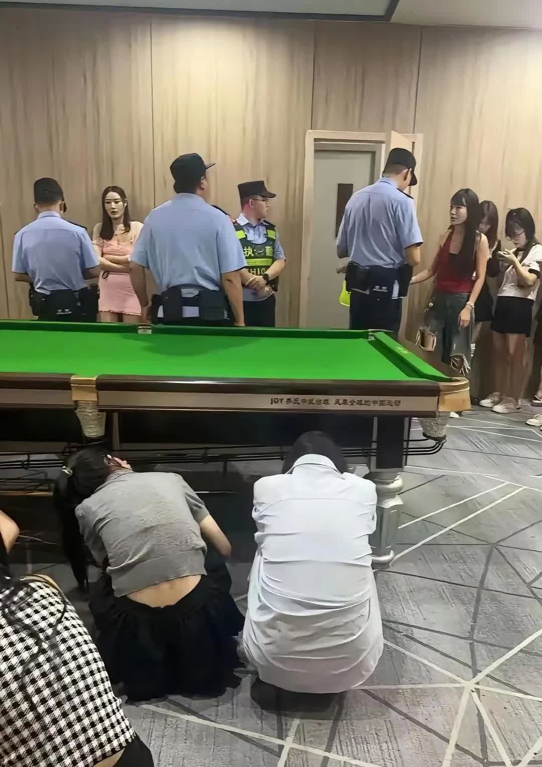 啥情况啊？难道台球厅里也有异性提供有偿服务？
嘿，您瞧，警察叔叔又把在台球厅里