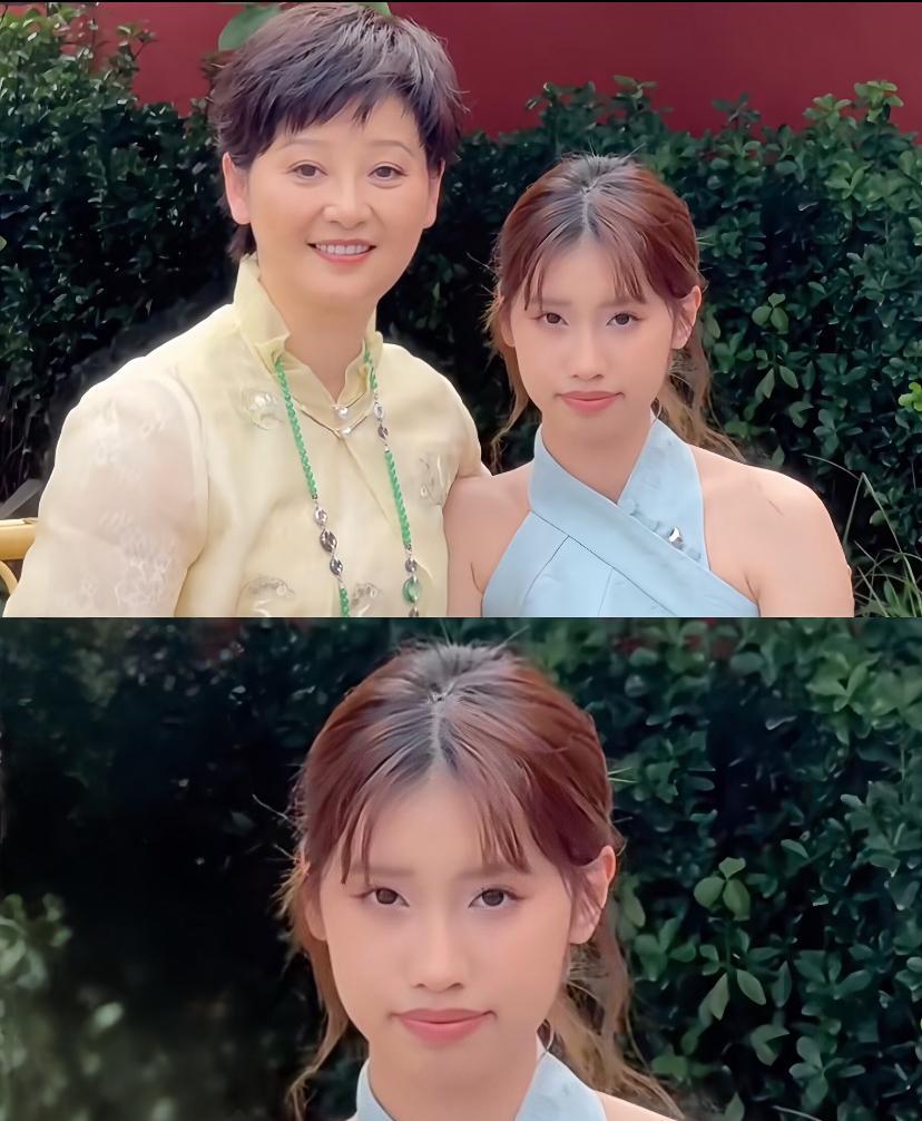 冯小刚徐帆的养女徐朵
跟徐帆长得还挺像的
比小的时候漂亮了特别多
被冯小刚送到国