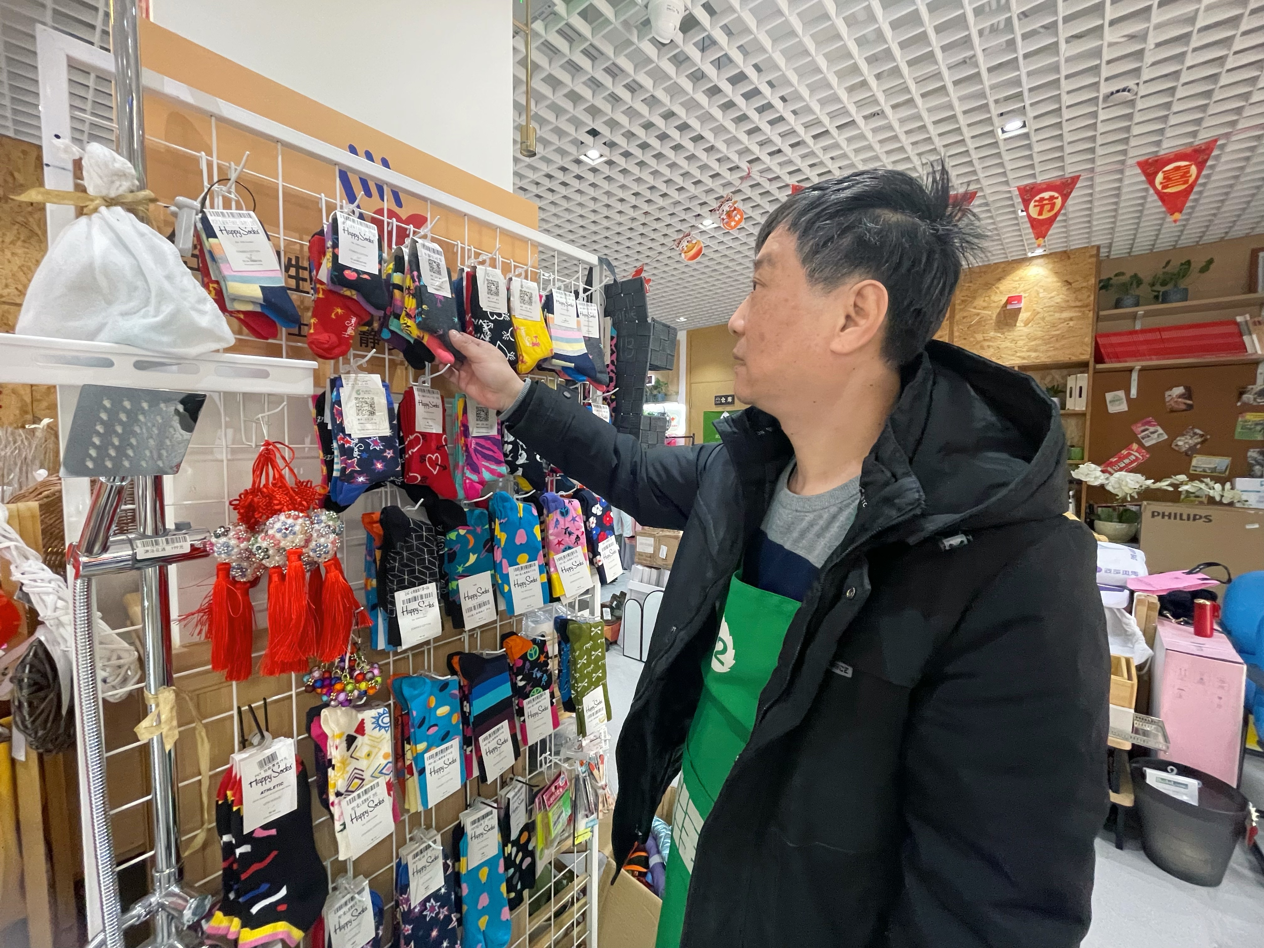 一家商场的老板，进了一批50-100元一双的高档男士袜子，怎么都卖不出去，非常苦