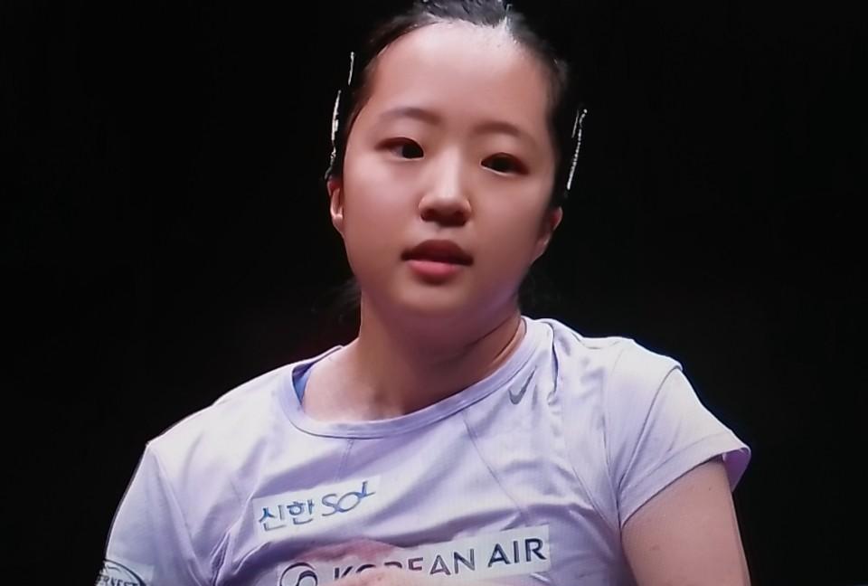 申裕斌输了，左腿膝盖受伤，腿都拖不动了，其实不如提前两局放弃比赛。
看着有点揪心