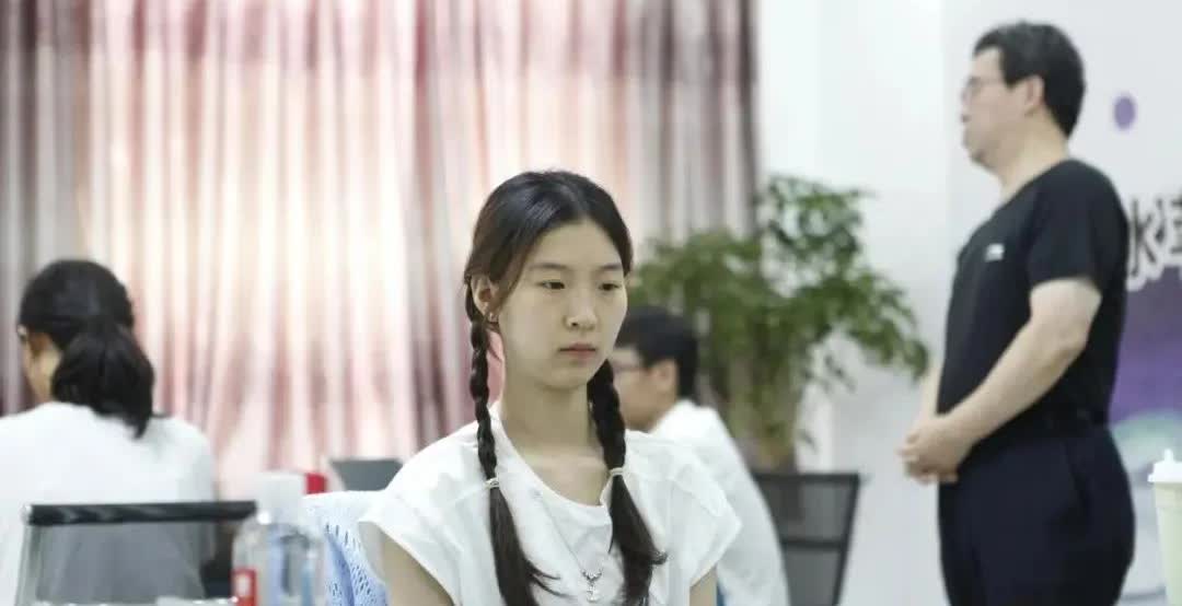 一夜之间，中国女子围棋“变天了”！昨天第五届中国女子国手战半决赛，吴依铭和罗楚玥