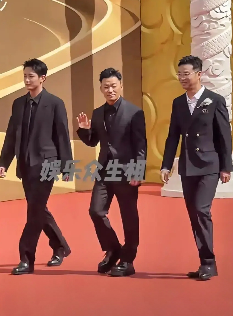 王宝强，还是介意了。

这内增高恐怕有9公分吧？其实根本没必要，他事业上达到的高