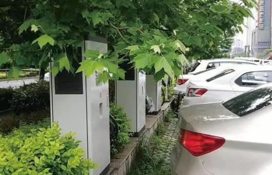 四川成都，张先生开车去镇上的一个大型集市采购物资，集市周边有一个停车场，平日里人