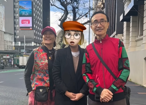 68岁巩翰林和57岁妻子金珠在新西兰街头出现，夫妻俩的打扮很有特色，这俩人状态绝