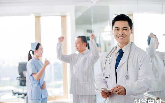 我被委任卫健委主任后暗访，主任医生老同学笑我混得差，还炫耀生财之道，我笑了