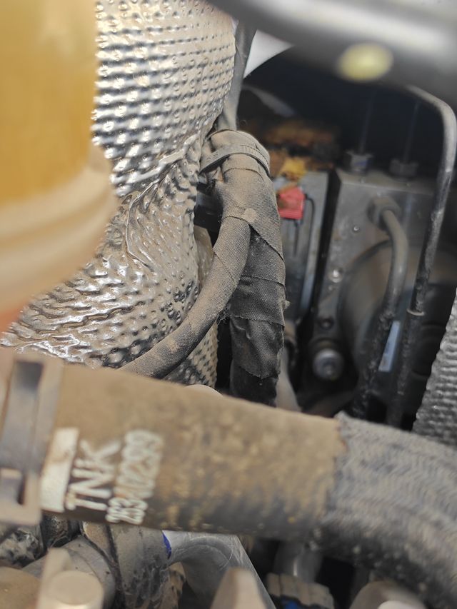 车机盖打开这黄黄的是啥
拿出来，能捏碎一地