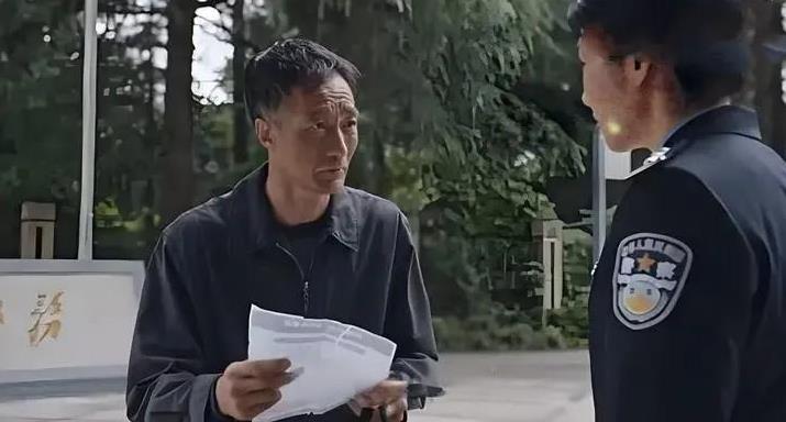 追剧《利剑.玫瑰》，有一处情节很令我生气。
齐德富这位善良的老人家主动把阿远交给