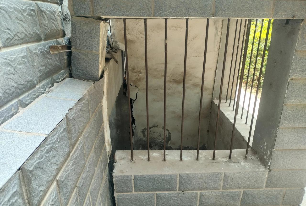 地下室都快塌陷了，物业还若无其事的装作没看见，这栋楼楼的东部透气窗，自从出现了裂