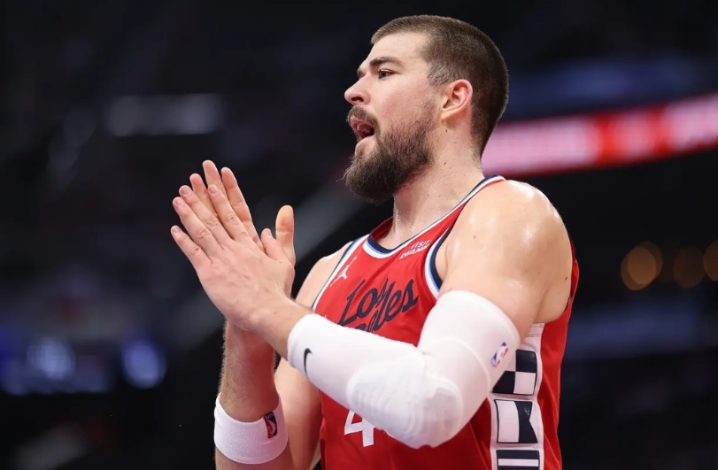 数据有时候也会“骗人”，就说今天这场比赛吧，祖巴茨的正负值是+18，小卡正负值是