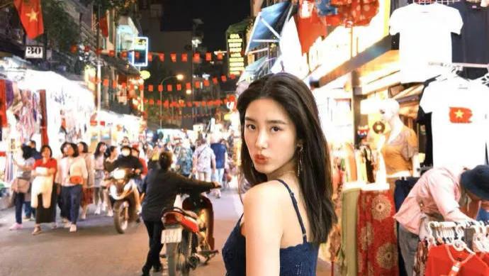 杨采钰晒照俏皮满分，少女感爆棚，身姿气质竟能媲美刘亦菲！