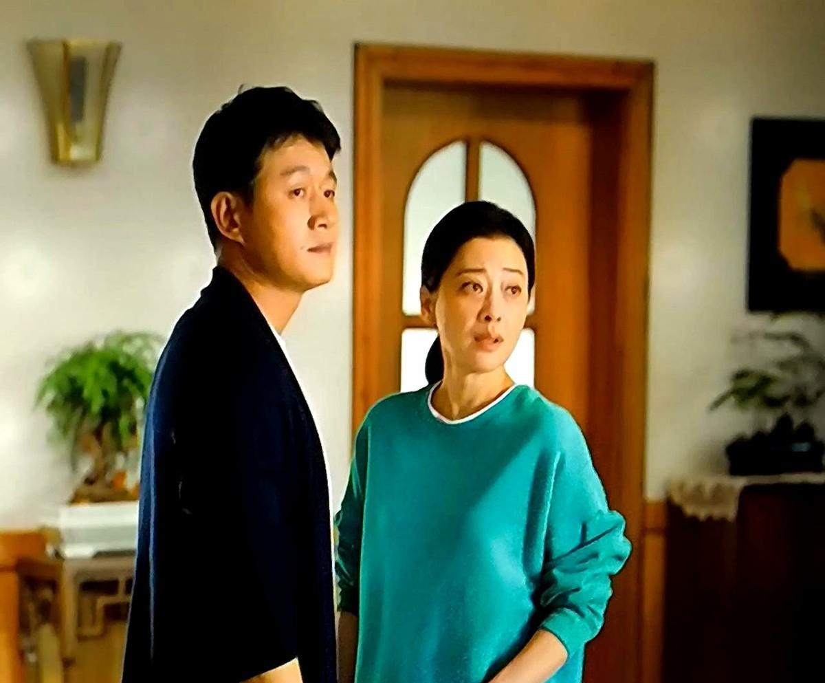 近日，央视八套热播剧《我的后半生》因演员搭配问题引发争议。
该剧开播当晚，观众发