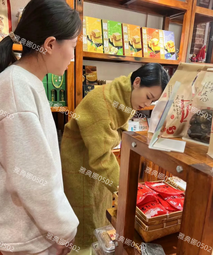 泉州西街偶遇胡杏儿！
她本人个子很高有1米7非常瘦，穿着红色高领衫和黄色大衣，颜